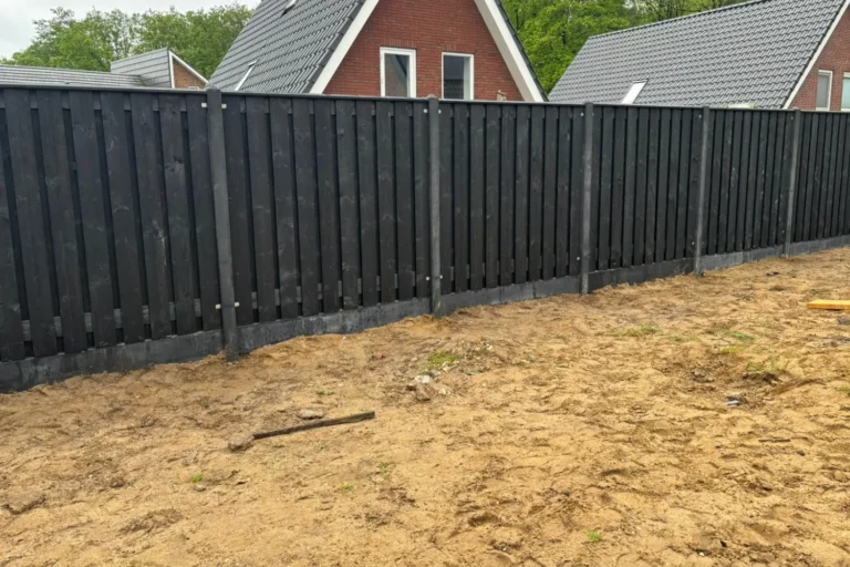 RVDL schuttingbouw - Zwart Grenen schutting 1